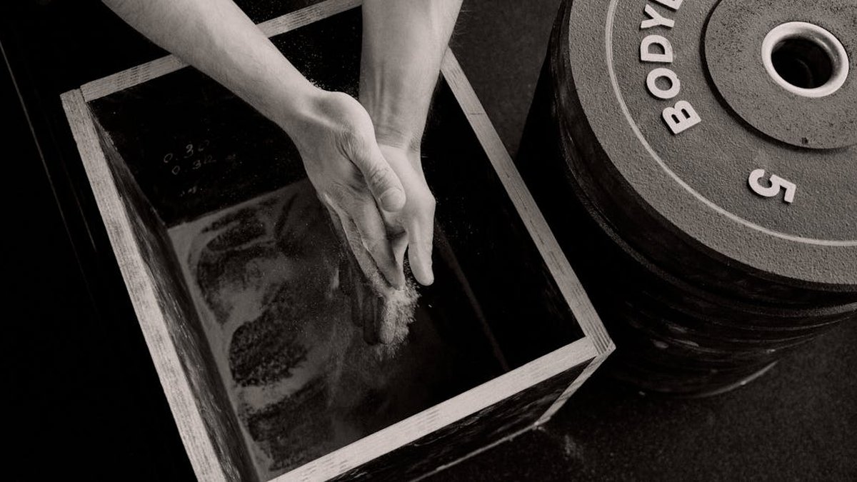 Core Training Without Crunches: Planks, Leg Raises, and Hanging Work